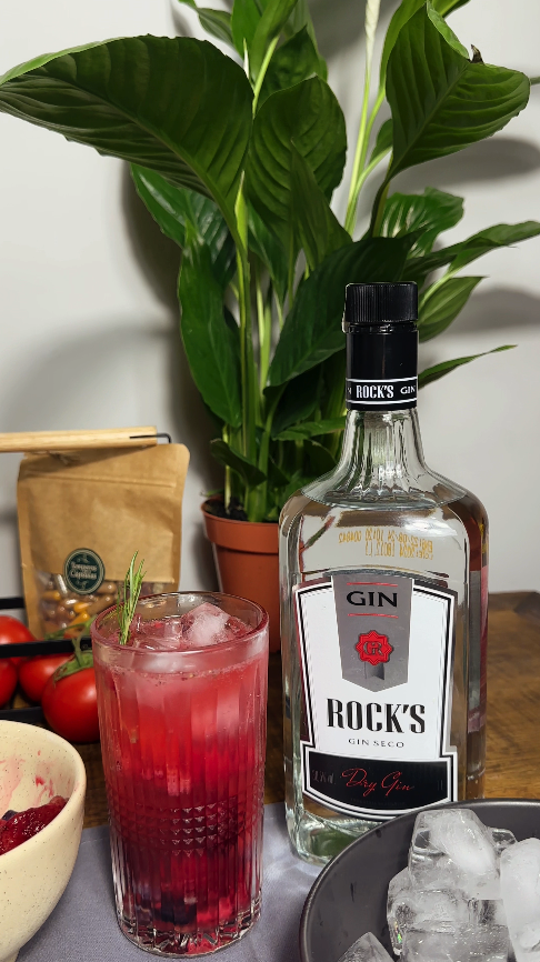 Drink de Gin com Frutas Vermelhas e Pimenta Preta