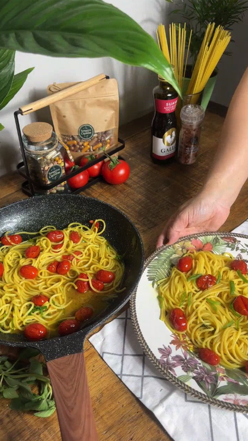 Macarrão Com Tomates-cereja e Cápsulas de Gengibre, Coentro e Açafrão